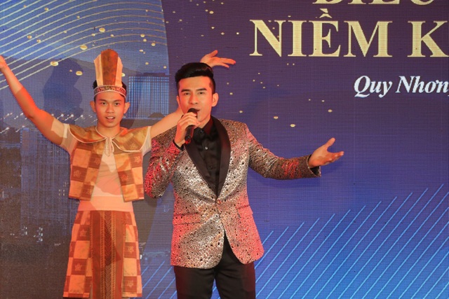 Đan Trường xuất hiện như “nam thần tuổi 20” tại thành phố biển Quy Nhơn - 2 Đan Trường xuất hiện như “nam thần tuổi 20” tại thành phố biển Quy Nhơn - 2