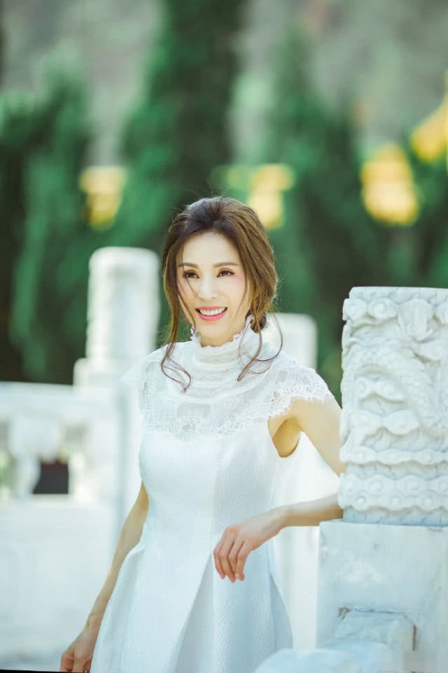 Nhan sắc nóng bỏng của Tiểu Long Nữ Lý Nhược Đồng ở tuổi 45 - 10 Nhan sắc nóng bỏng của Tiểu Long Nữ Lý Nhược Đồng ở tuổi 45 - 10