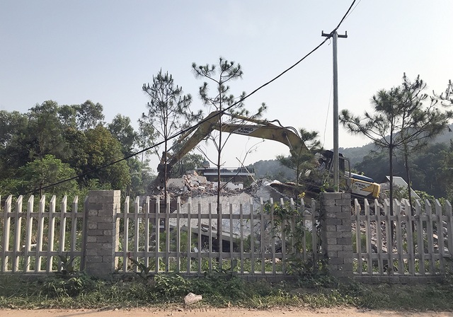 Sóc Sơn đang phá dỡ các công trình vi phạm trên đất rừng - 4 Sóc Sơn đang phá dỡ các công trình vi phạm trên đất rừng - 4