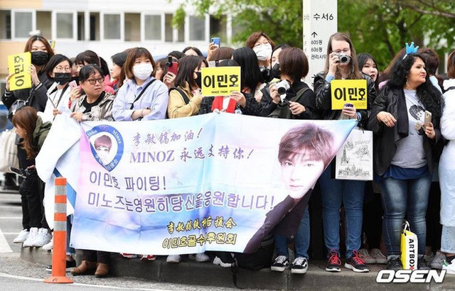 Fan tụ tập đón Kim Tan Lee Min Ho xuất ngũ - 2 Fan tụ tập đón Kim Tan Lee Min Ho xuất ngũ - 2