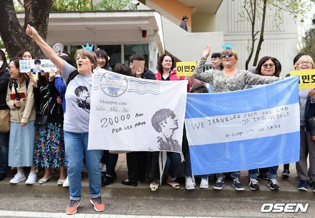 Fan tụ tập đón Kim Tan Lee Min Ho xuất ngũ - 5 Fan tụ tập đón Kim Tan Lee Min Ho xuất ngũ - 5