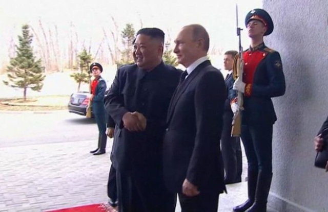 Ông Putin và ông Kim có màn bắt tay lịch sử - 1