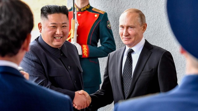 “Giải mã” khoảnh khắc bắt tay lịch sử giữa ông Putin và ông Kim Jong-un