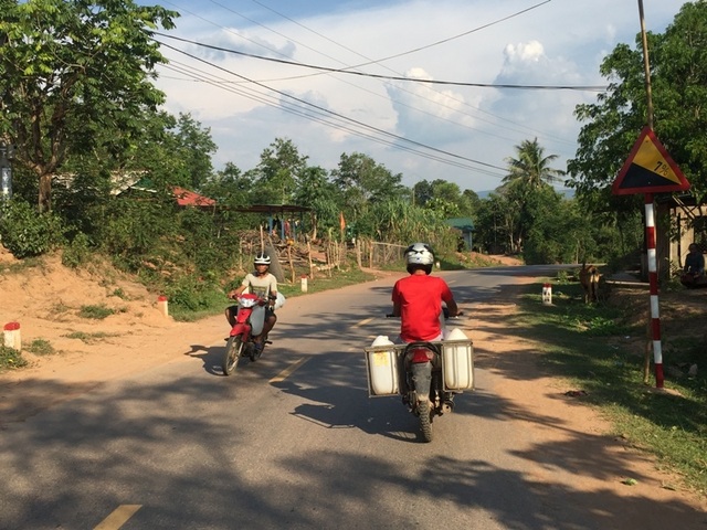 Người dân khoét suối tìm nước giữa mùa nắng hạn - 6 Người dân khoét suối tìm nước giữa mùa nắng hạn - 6