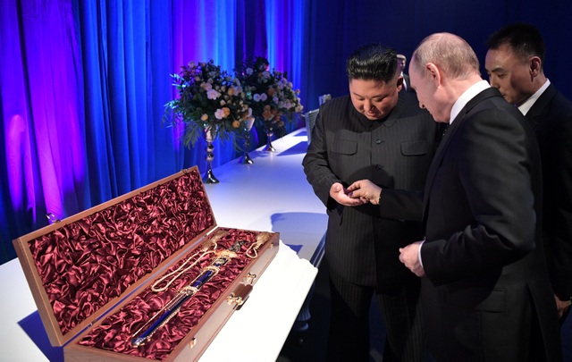Những hình ảnh ấn tượng về chuyến thăm Nga lịch sử của ông Kim Jong-un - 16 Những hình ảnh ấn tượng về chuyến thăm Nga lịch sử của ông Kim Jong-un - 16