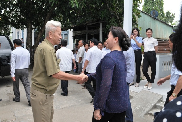 Vì sao khen thưởng cán bộ lập công không “khủng” như thưởng... cầu thủ bóng đá? - Ảnh minh hoạ 7