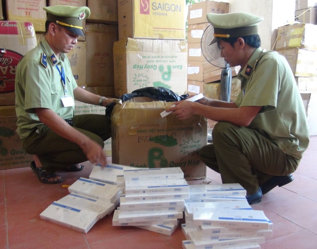 Quảng Bình: Phát hiện và bắt giữ xe tải chở hơn 19.000 bao thuốc lá lậu - 2 Quảng Bình: Phát hiện và bắt giữ xe tải chở hơn 19.000 bao thuốc lá lậu - 2