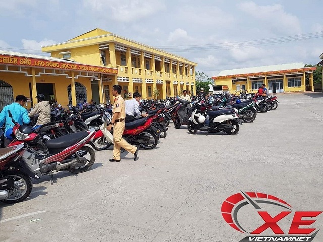 Hàng trăm người chen chúc đợi bấm biển số ngũ quý 9 - 1 Hàng trăm người chen chúc đợi bấm biển số ngũ quý 9 - 1