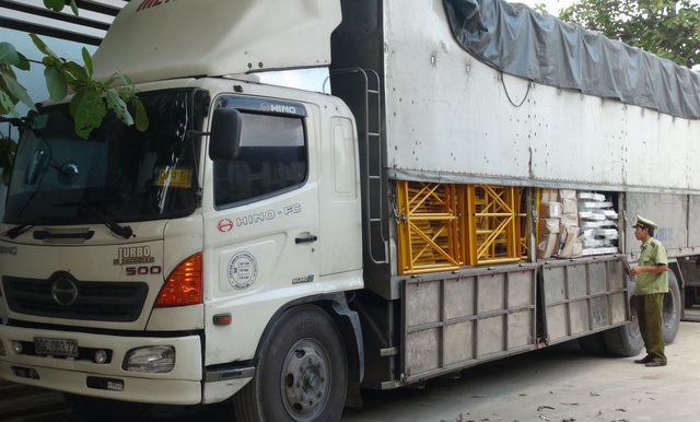 Quảng Bình: Phát hiện và bắt giữ xe tải chở hơn 19.000 bao thuốc lá lậu  - 1