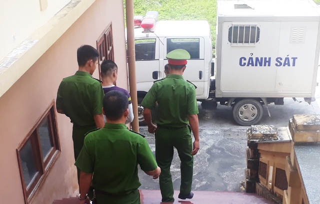 Ném mũ bảo hiểm khiến 3 người đi xe máy thương vong, nam sinh lĩnh án - 1 Ném mũ bảo hiểm khiến 3 người đi xe máy thương vong, nam sinh lĩnh án - 1