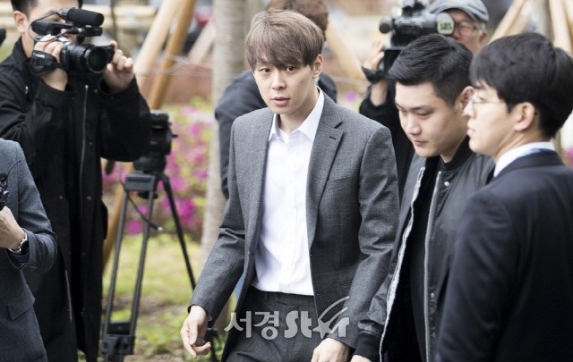 “Hoàng tử gác mái” Park Yoochun chính thức bị bắt vì tội sử dụng ma túy - 3 “Hoàng tử gác mái” Park Yoochun chính thức bị bắt vì tội sử dụng ma túy - 3