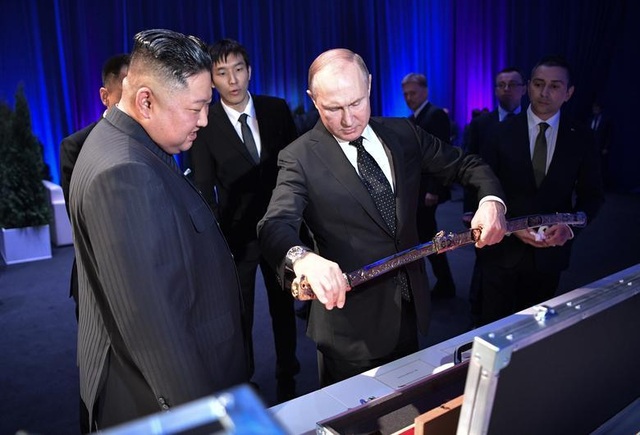 Những hình ảnh ấn tượng về chuyến thăm Nga lịch sử của ông Kim Jong-un - 15 Những hình ảnh ấn tượng về chuyến thăm Nga lịch sử của ông Kim Jong-un - 15