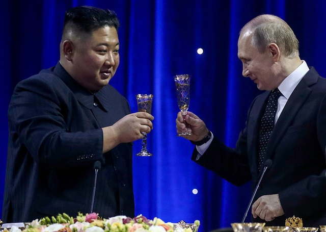 Những hình ảnh ấn tượng về chuyến thăm Nga lịch sử của ông Kim Jong-un - 13 Những hình ảnh ấn tượng về chuyến thăm Nga lịch sử của ông Kim Jong-un - 13