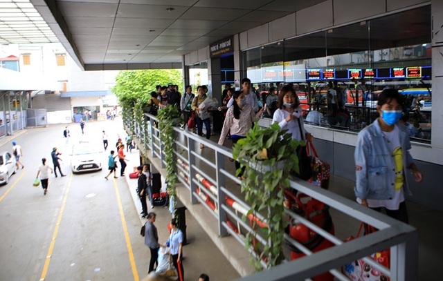 Bến xe Hà Nội đông nghịt người dân về quê nghỉ lễ - 4 Bến xe Hà Nội đông nghịt người dân về quê nghỉ lễ - 4