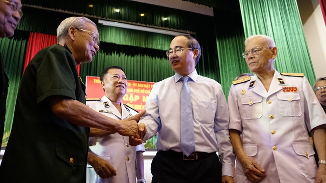 Bí thư Nguyễn Thiện Nhân trò chuyện với các tướng lĩnh nghỉ hưu - 1 Bí thư Nguyễn Thiện Nhân trò chuyện với các tướng lĩnh nghỉ hưu - 1