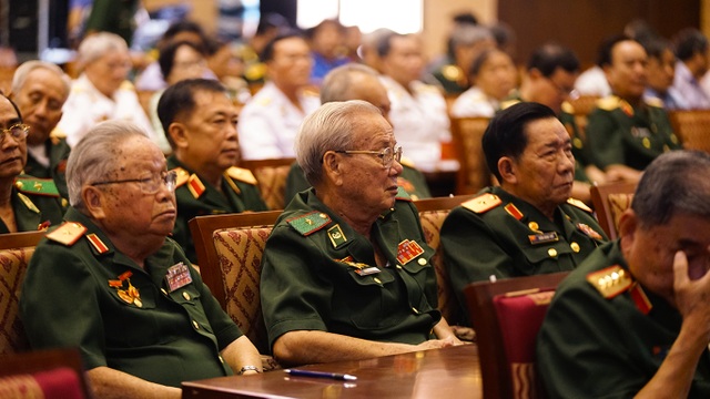 Bí thư Nguyễn Thiện Nhân trò chuyện với các tướng lĩnh nghỉ hưu - 2 Bí thư Nguyễn Thiện Nhân trò chuyện với các tướng lĩnh nghỉ hưu - 2