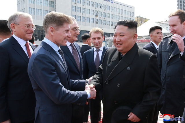 Người Triều Tiên vẫy cờ hoa chào đón ông Kim Jong-un về nước