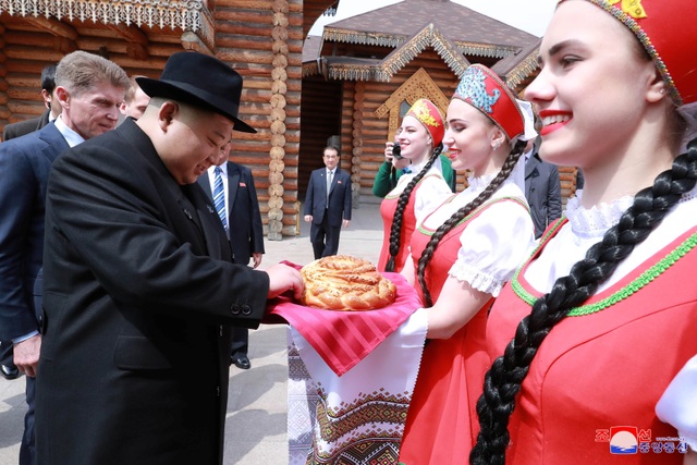 Người Triều Tiên vẫy cờ hoa chào đón ông Kim Jong-un về nước