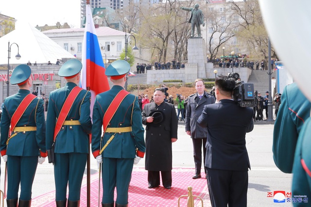 Người Triều Tiên vẫy cờ hoa chào đón ông Kim Jong-un về nước