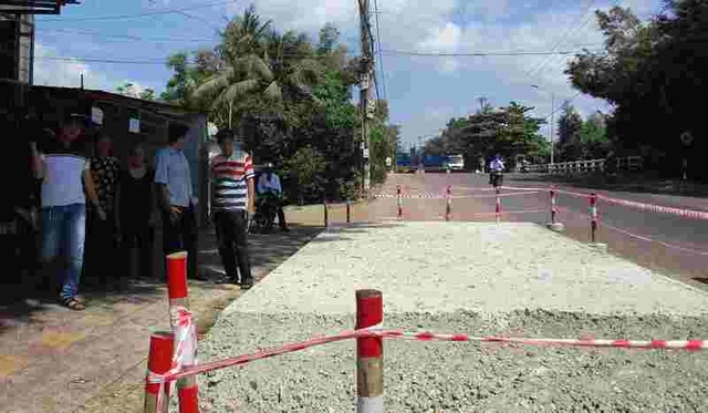 Bình Định: Dân chặn thi công vì đổ bê tông đường cao hơn nền nhà - 1 Bình Định: Dân chặn thi công vì đổ bê tông đường cao hơn nền nhà - 1