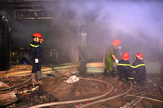 Tiệm dán đề can cháy rụi trong đêm sau tiếng nổ lớn - 4 Tiệm dán đề can cháy rụi trong đêm sau tiếng nổ lớn - 4
