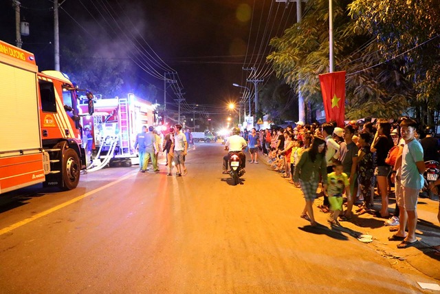 Tiệm dán đề can cháy rụi trong đêm sau tiếng nổ lớn - 2 Tiệm dán đề can cháy rụi trong đêm sau tiếng nổ lớn - 2