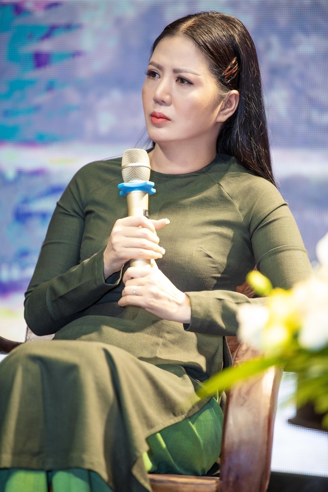Đinh Hiền Anh rưng rưng xúc động trong ngày ra mắt dự án Mẹ Việt Nam - 2 Đinh Hiền Anh rưng rưng xúc động trong ngày ra mắt dự án Mẹ Việt Nam - 2