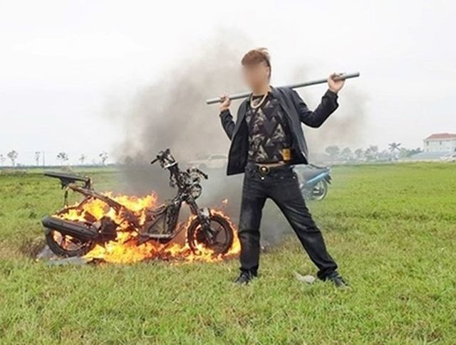 Băn khoăn đề Văn dài cả trang viết về “hành trình” của Khá “bảnh” - 1 Băn khoăn đề Văn dài cả trang viết về “hành trình” của Khá “bảnh” - 1