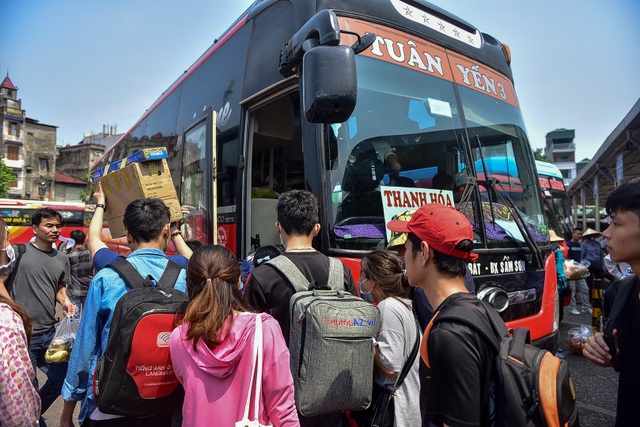 Người dân vạ vật chờ xe khách về quê nghỉ lễ - 4 Người dân vạ vật chờ xe khách về quê nghỉ lễ - 4