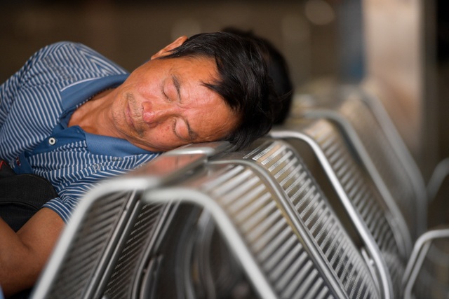 Người dân vạ vật chờ xe khách về quê nghỉ lễ - 3 Người dân vạ vật chờ xe khách về quê nghỉ lễ - 3