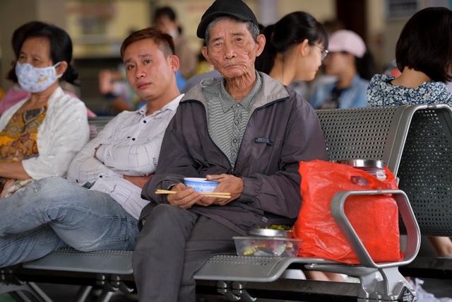 Người dân vạ vật chờ xe khách về quê nghỉ lễ - 5 Người dân vạ vật chờ xe khách về quê nghỉ lễ - 5