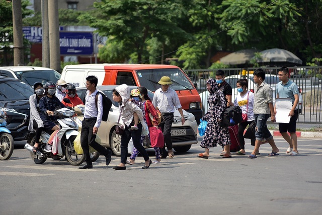 Người dân vạ vật chờ xe khách về quê nghỉ lễ - 12 Người dân vạ vật chờ xe khách về quê nghỉ lễ - 12