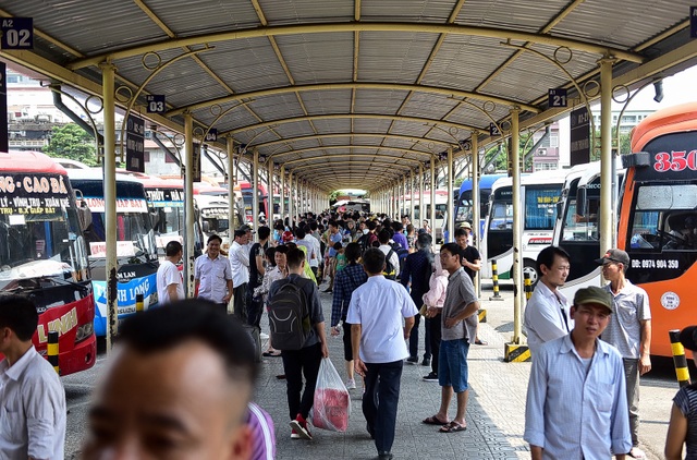 Người dân vạ vật chờ xe khách về quê nghỉ lễ - 1 Người dân vạ vật chờ xe khách về quê nghỉ lễ - 1