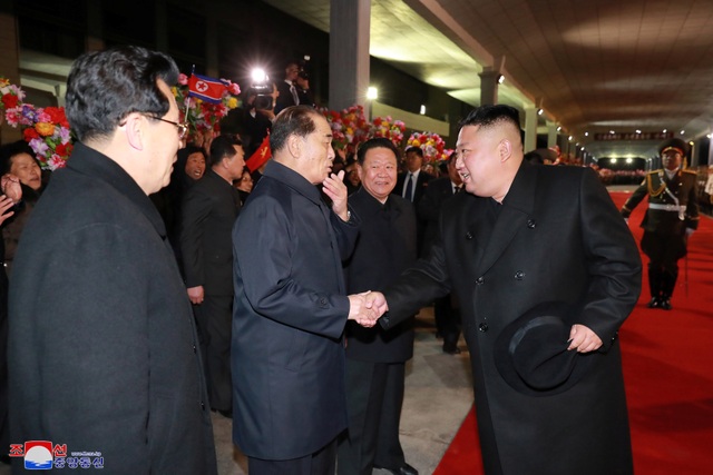 Người Triều Tiên vẫy cờ hoa chào đón ông Kim Jong-un về nước