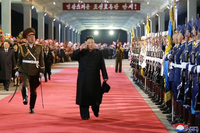 Người Triều Tiên vẫy cờ hoa chào đón ông Kim Jong-un về nước