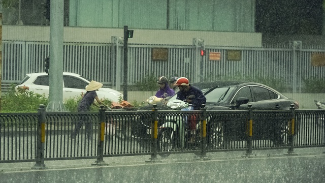 Sài Gòn bất ngờ đón trận mưa vàng trong ngày nghỉ lễ - 1 Sài Gòn bất ngờ đón trận mưa vàng trong ngày nghỉ lễ - 1