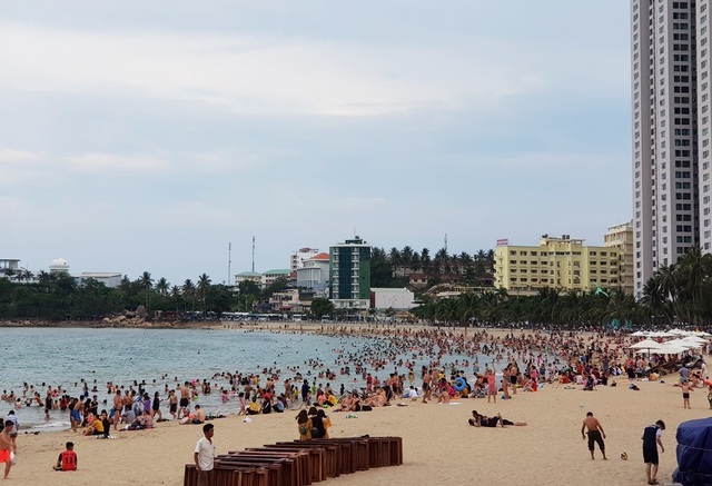 Bãi biển Nha Trang ken kín người trước ngày lễ lớn 30/4 - 10