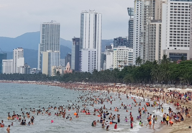 Bãi biển Nha Trang ken kín người trước ngày lễ lớn 30/4 - 1