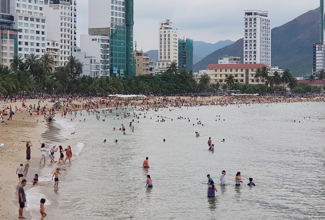 Bãi biển Nha Trang ken kín người trước ngày lễ lớn 30/4 - 7