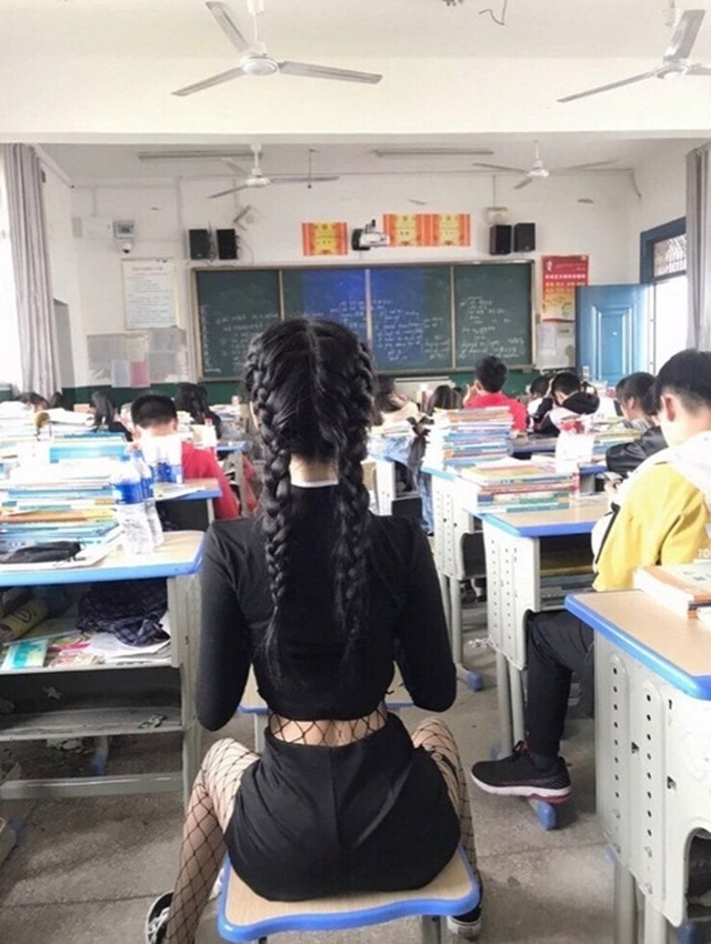 Sốc với nữ sinh hở bạo để khoe eo con kiến trong lớp học - 2 Sốc với nữ sinh hở bạo để khoe eo con kiến trong lớp học - 2