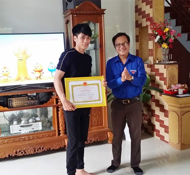 Khen thưởng hai thanh niên cứu 5 em nhỏ đuối nước - 1 Khen thưởng hai thanh niên cứu 5 em nhỏ đuối nước - 1