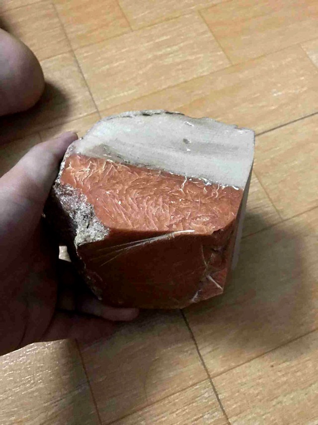 Lão nông Ninh Bình vớ được báu vật biển triệu USD: Xẻ miếng nhỏ bán 800 triệu đồng - 1 Lão nông Ninh Bình vớ được báu vật biển triệu USD: Xẻ miếng nhỏ bán 800 triệu đồng - 1