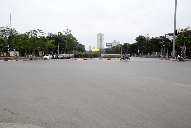 Phố phường Hà Nội vắng vẻ khác thường trong ngày nghỉ lễ - 11 Phố phường Hà Nội vắng vẻ khác thường trong ngày nghỉ lễ - 11