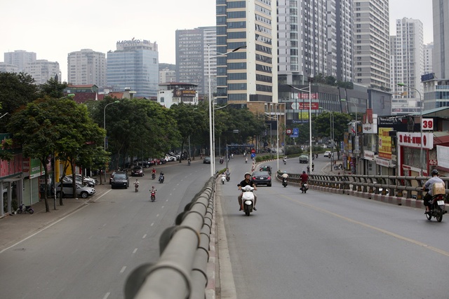 Phố phường Hà Nội vắng vẻ khác thường trong ngày nghỉ lễ - 6 Phố phường Hà Nội vắng vẻ khác thường trong ngày nghỉ lễ - 6