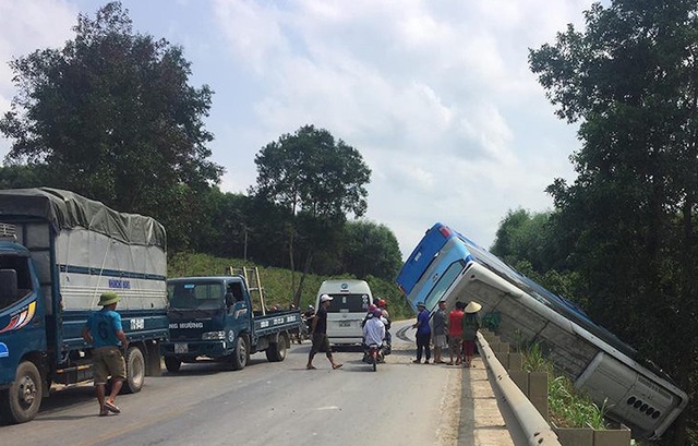 Tránh học sinh băng qua đường, xe khách dốc ngược bên đường Hồ Chí Minh - 1 Tránh học sinh băng qua đường, xe khách dốc ngược bên đường Hồ Chí Minh - 1