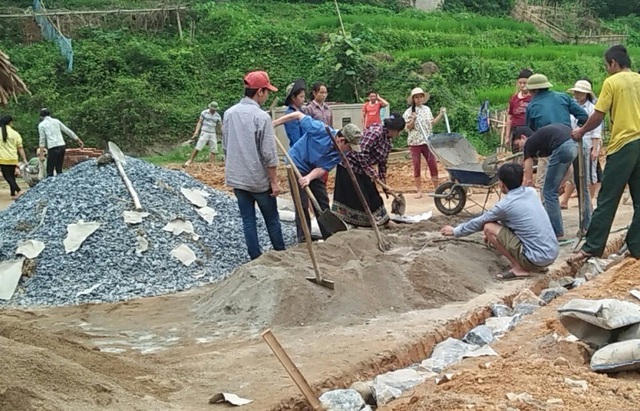 Người dân đóng góp công sức xây trường cho học sinh vùng cao - 1 Người dân đóng góp công sức xây trường cho học sinh vùng cao - 1