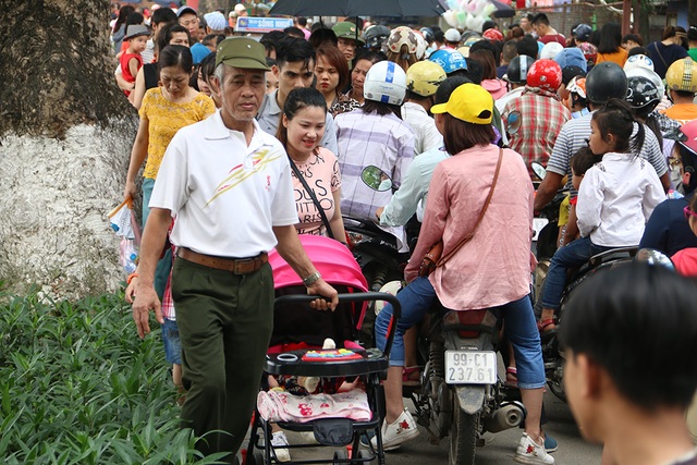 Toát mồ hôi, chen nhau trong công viên Thủ Lệ dịp nghỉ lễ - 3 Toát mồ hôi, chen nhau trong công viên Thủ Lệ dịp nghỉ lễ - 3