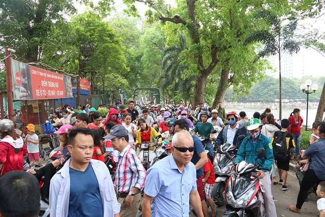 Toát mồ hôi, chen nhau trong công viên Thủ Lệ dịp nghỉ lễ - 1 Toát mồ hôi, chen nhau trong công viên Thủ Lệ dịp nghỉ lễ - 1