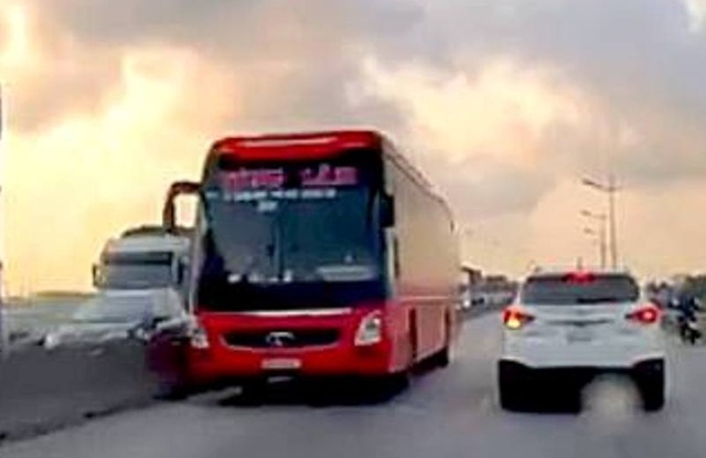 Xe khách lao vun vút trên làn đường ngược chiều của quốc lộ 1A - 1 Xe khách lao vun vút trên làn đường ngược chiều của quốc lộ 1A - 1