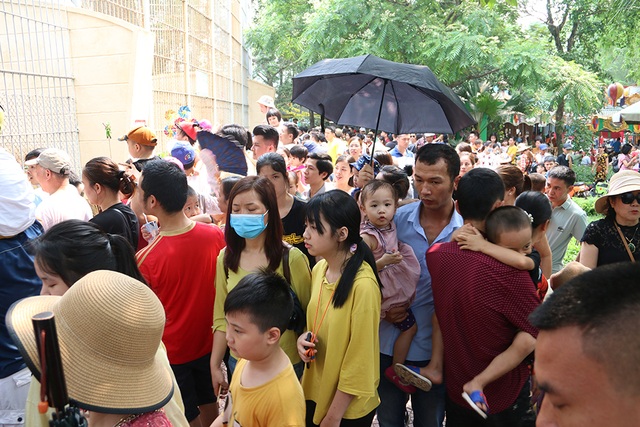 Toát mồ hôi, chen nhau trong công viên Thủ Lệ dịp nghỉ lễ - 10 Toát mồ hôi, chen nhau trong công viên Thủ Lệ dịp nghỉ lễ - 10